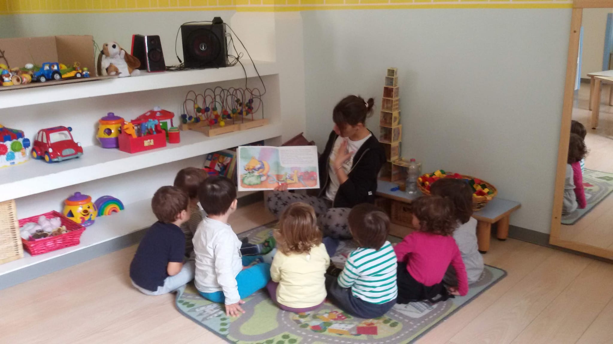 Bambini che ascoltano una storia nella stanza dei giochi